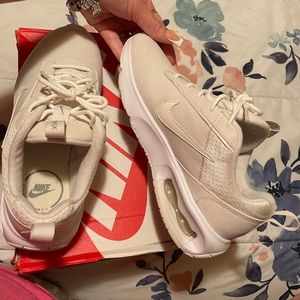 women nike sneakers